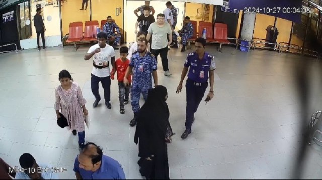 বিমানবন্দরে নারী পাচারকালে দুই চীনা নাগরিক গ্রেফতার