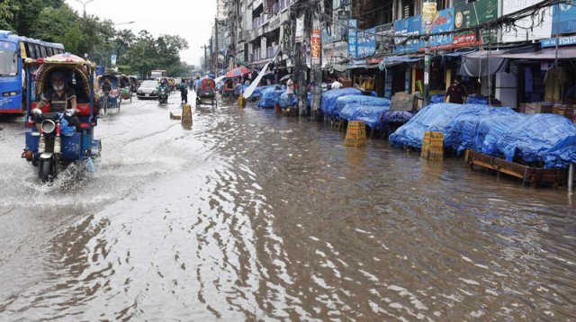 টানা বৃষ্টিতে রাজধানীর বিভিন্ন এলাকায় জলাবদ্ধতা