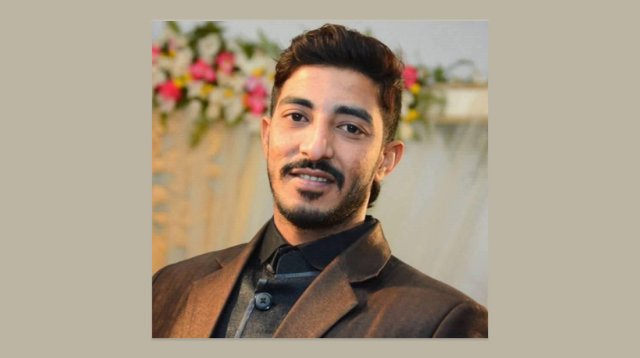 Yigit mushuk ustiga kelib, uni yaladi