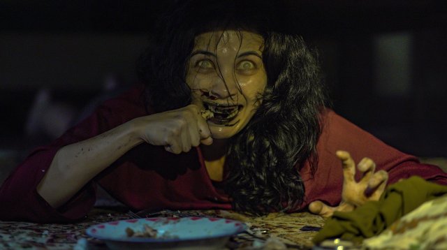 Qiz erkakning toplarini oyoq osti qiladi