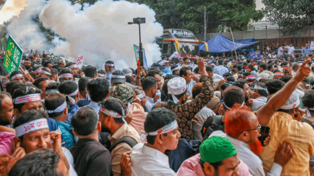 Клубтағы дәретханада порно көру