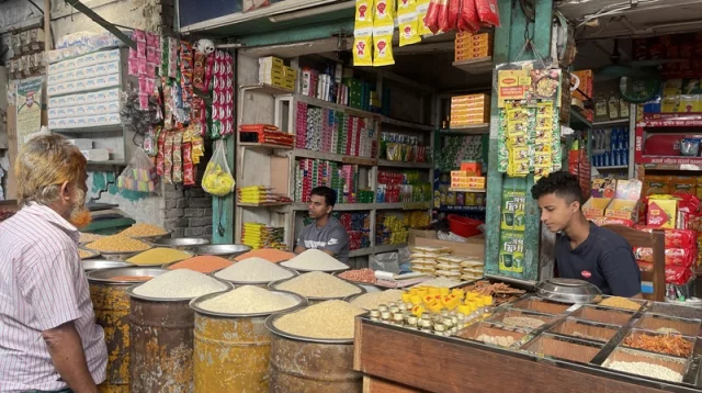 দ্রব্যমূল্য: কাগজে স্বস্তি, বাজারে অস্বস্তি