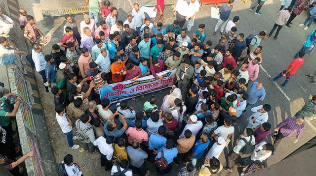 ৪৭তম বিসিএস লিখিত পরীক্ষা পেছানোর দাবিতে মহাসড়ক অবরোধ