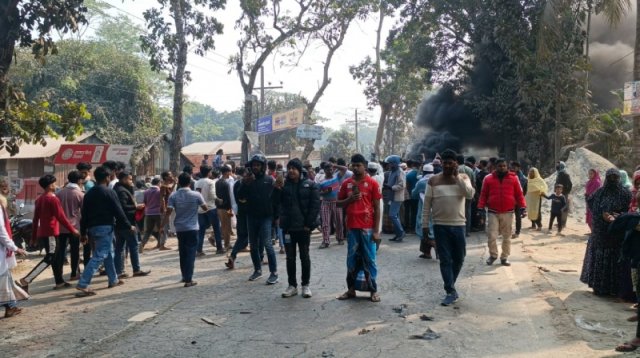 ঢাকা-বরিশাল মহাসড়কে কাভার্ডভ্যানের চাপায় নিহত ৩