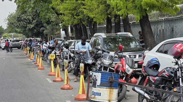 রেশনিং উঠলেও জ্বালানি সংকট কাটেনি, পাম্পে দীর্ঘ লাইন