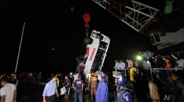 পানি থেকে তোলা হচ্ছে বাস, বের হচ্ছে লাশ
