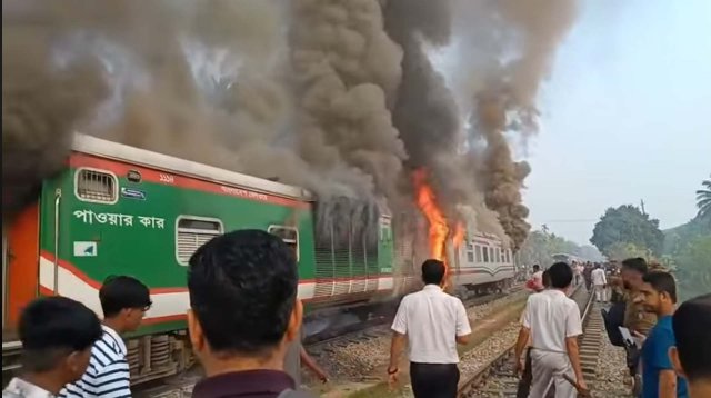 ঢাকাগামী চট্টলা এক্সপ্রেসে ভয়াবহ আগুন: রক্ষা পেয়েছেন ৯০০ যাত্রী