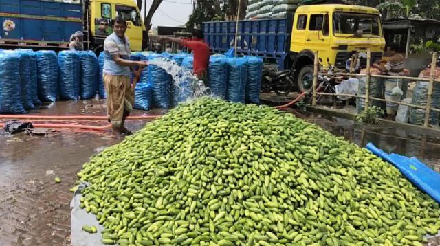 সরকারি সিদ্ধান্তের আগেই ট্রাক ভাড়া বেড়েছে ১০-১৫ হাজার টাকা