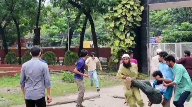 ৫ দিনেও ক্যাম্পাসে ঢুকতে পারেননি ডুয়েট উপাচার্য, সংঘর্ষের ঘটনায় মামলা