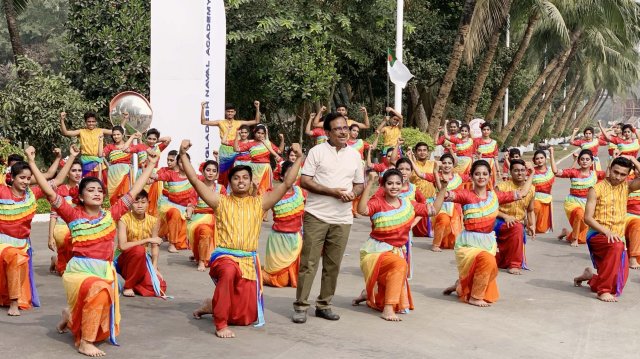 নাচের একটি দৃশ্য বুঝিয়ে দিচ্ছিলেন হানিফ সংকেত