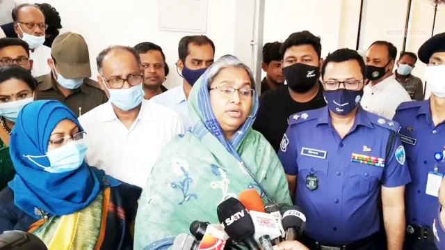 চাঁদপুরে সাংবাদিকদের সঙ্গে কথা বলছেন শিক্ষামন্ত্রী দীপু মনি