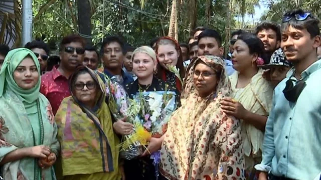 নববধূকে ফুল দিয়ে বরণ করেন শুভর স্বজনরা