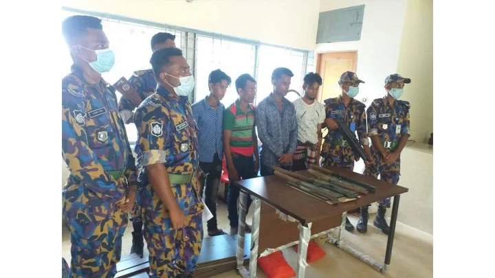 গত ৬ অক্টোবর রোহিঙ্গা ক্যাম্পে ৪ জন নিহতের ঘটনায় এপিবিএন এর হাতে আটকদের কয়েকজন।
