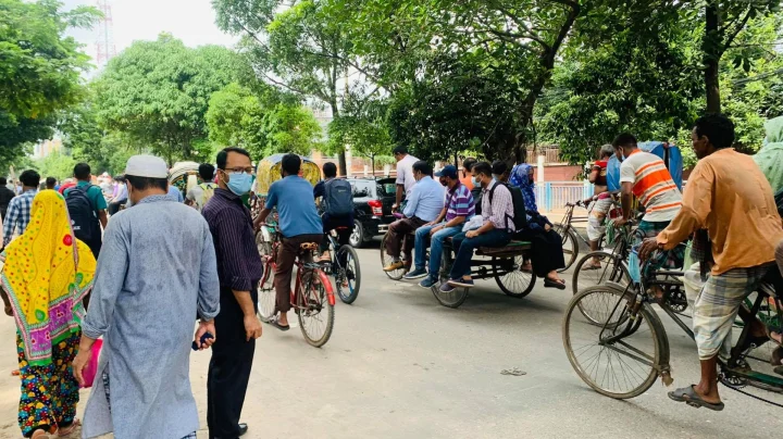 কর্মজীবী মানুষ যাচ্ছেন কর্মস্থলে