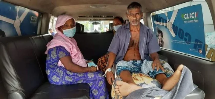 অ্যাম্বুলেন্সে-ঢাকার-পথে-২