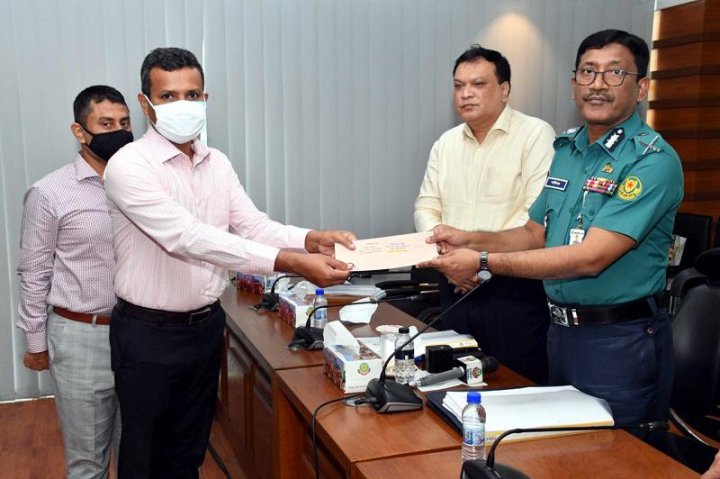 শ্রেষ্ঠ পুলিশ সদস্যদের পুরস্কার দেওয়া হচ্ছে