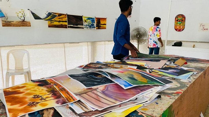 চারুকলায় মঙ্গল শোভাযাত্রার শেষ মুহূর্তের প্রস্তুতি