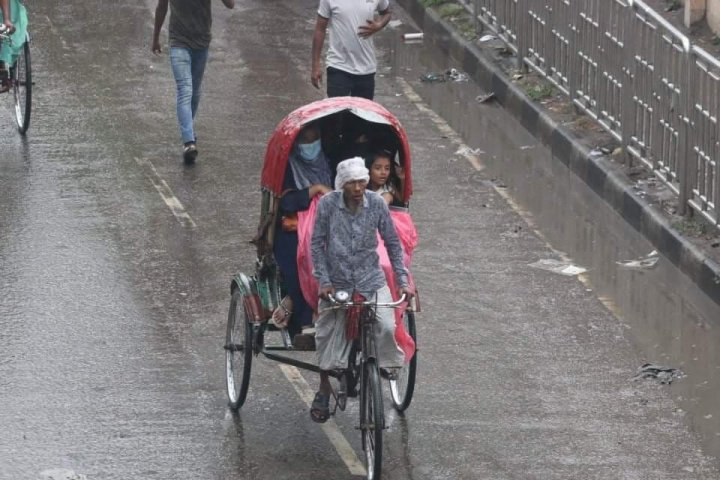 স্বস্তির বৃষ্টি রাজধানীতে (ফটোস্টোরি)