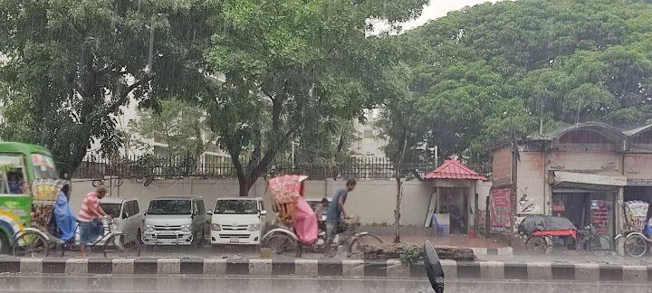 স্বস্তির বৃষ্টি রাজধানীতে (ফটোস্টোরি)