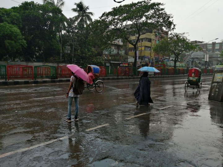 স্বস্তির বৃষ্টি রাজধানীতে (ফটোস্টোরি)