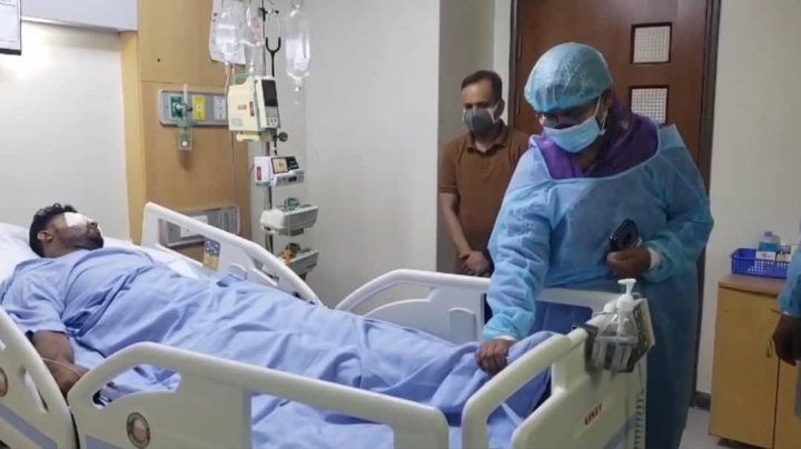 রাজধানীর স্কয়ার হাসপাতালে ভর্তি মোশাররফকে দেখতে যান শিক্ষামন্ত্রী দীপু মনি