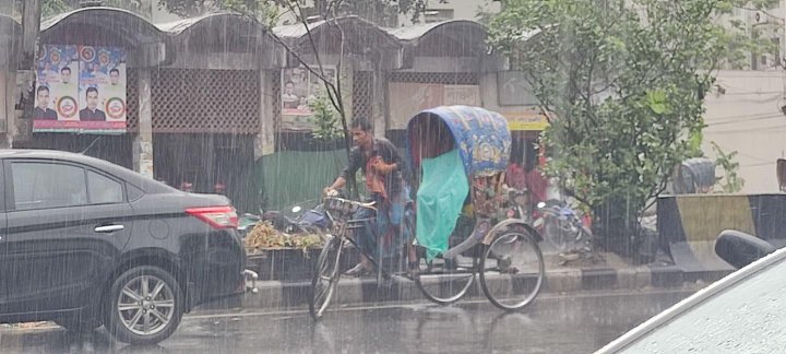 রাজধানীতে বৃষ্টি (ছবি: সাজ্জাদ হোসেন)