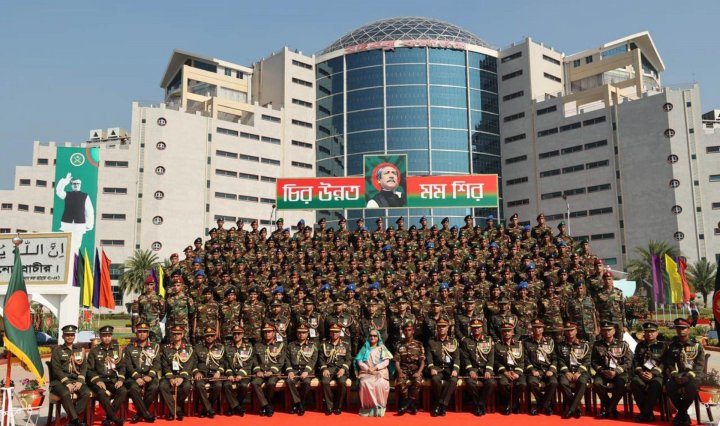 প্রশিক্ষণ সম্পন্ন করা নবীন ক্যাডেটদের সঙ্গে প্রধানমন্ত্রী শেখ হাসিনা (ছবি: ফোকাস বাংলা)