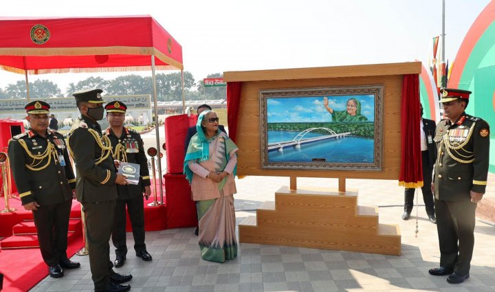 ভাটিয়ারিতে বাংলাদেশ মিলিটারি একাডেমি (বিএমএ) প্যারেড গ্রাউন্ডে প্রধানমন্ত্রী শেখ হাসিনা (ছবি: ফোকাস বাংলা)