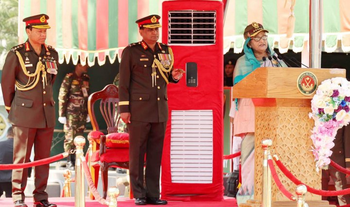 ভাটিয়ারিতে বাংলাদেশ মিলিটারি একাডেমি (বিএমএ) প্যারেড গ্রাউন্ডে প্রধানমন্ত্রী শেখ হাসিনা (ছবি: ফোকাস বাংলা)
