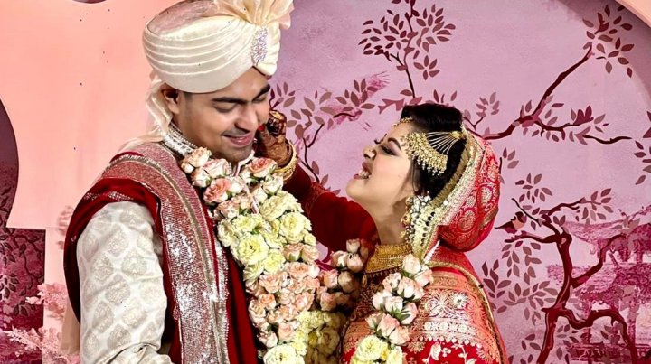 স্বামীর গাল টেনে দিলেন দুষ্টু ঐশী