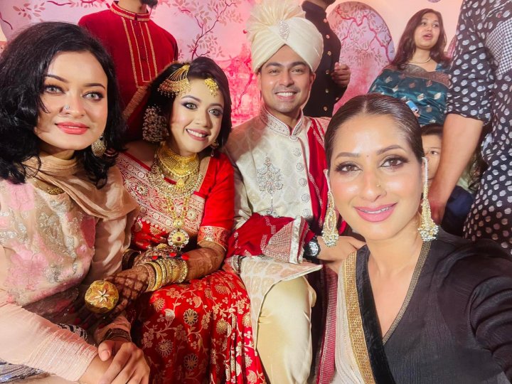 নব দম্পতির সঙ্গে টিনা রাসেল (ডানে) ও মৌসুমী