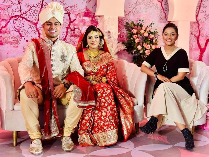 পাশে উপস্থাপিকা মৌসুমী মৌ