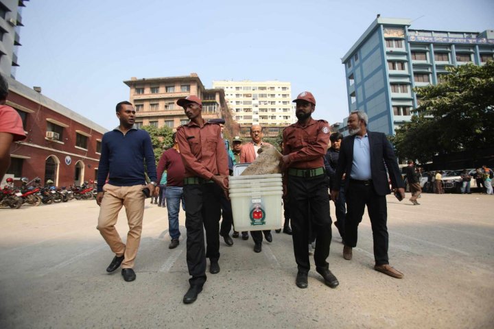 আরপিওর ২০ অনুচ্ছেদ সংশোধন করে বলা হয়েছে, জোট করলেও ভোট করতে হবে দলীয় প্রতীকে