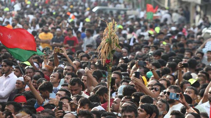 বিএনপির প্রতীক ধানের শীষ নিয়ে সমাবেশে নেতাকর্মীরা, ছবি: নাসিরুল ইসলাম