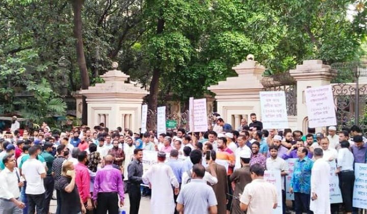 আন্দোলনকারী রাজধানীর ভূমি মালিকরা অনতিবিলম্বে তাদের দাবি মেনে নিয়ে ড্যাপ সংশোধনের দাবি জানান