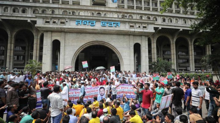 ইশরাক হোসেনকে মেয়রের দায়িত্ব বুঝিয়ে দেওয়ার দাবিতে বিক্ষোভ (ছবি: নাসিরুল ইসলাম)