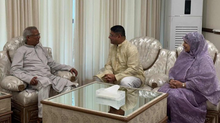 প্রধান উপদেষ্টার সঙ্গে কুশল বিনিময় করেন সেনাপ্রধান ও তার স্ত্রী, ছবি: প্রধান উপদেষ্টার প্রেস উইং