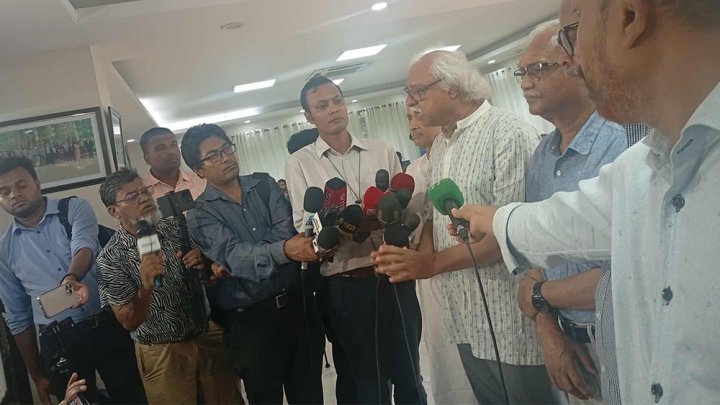 সাংবাদিকদের ব্রিফ করেন সিপিবির সাধারণ সম্পাদক রুহিন হোসেন প্রিন্স 