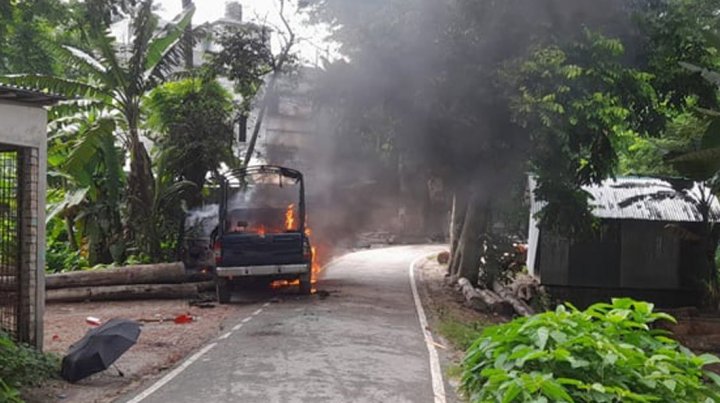 পুলিশের গাড়িতে আগুন