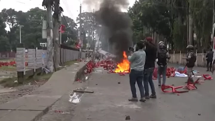 সভামঞ্চে হামলার পর পুলিশি অ্যাকশন