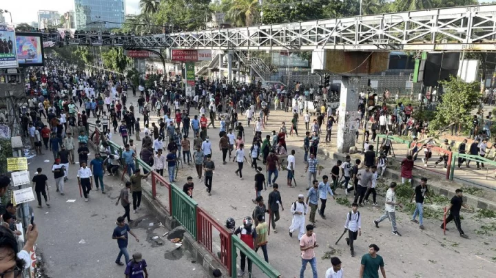 লাঠি হাতে নেমে পড়েন স্থানীয়রা