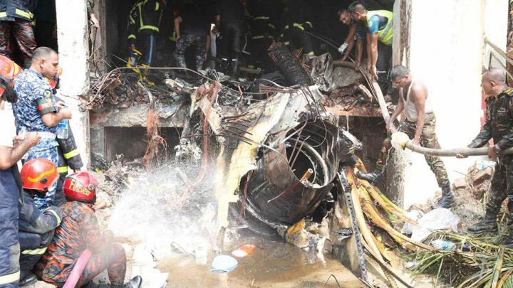 বিধ্বস্ত বিমানটির উদ্ধার কার্যক্রম