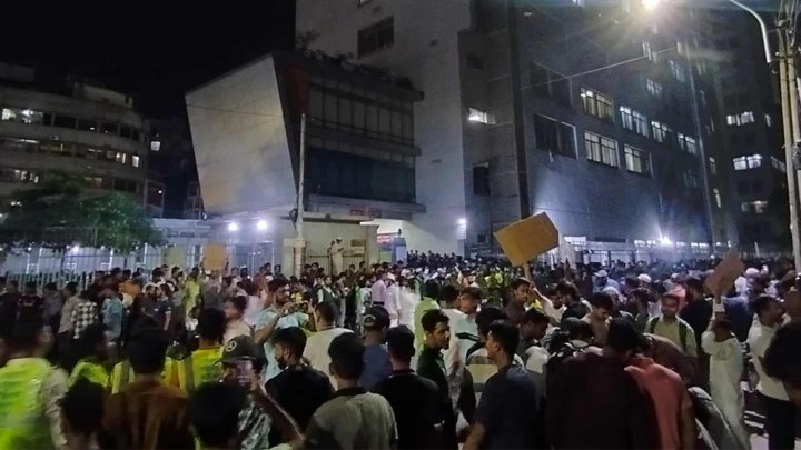 জাতীয় বার্ন ইনস্টিটিউটের সামনে মানুষের ভিড়