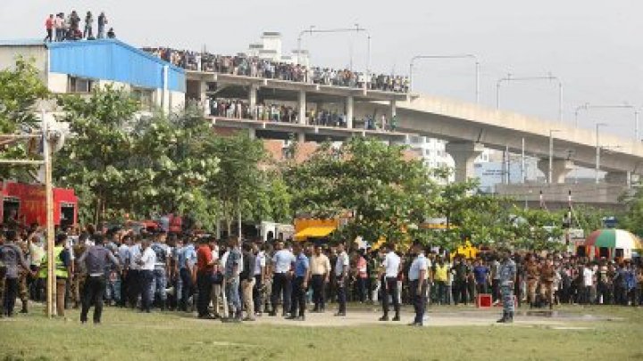 দুর্ঘটনার পর সন্তানদের খোঁজে অভিভাবকদের ভিড়
