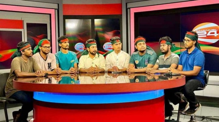 চ্যানেল ২৪ স্টুডিওতে বৈষম্যবিরোধী ছাত্র আন্দোলনের সমন্বয়করা