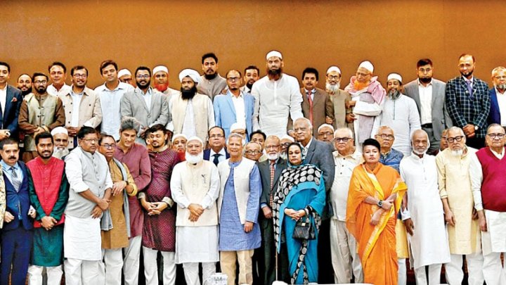 বিভিন্ন রাজনৈতিক দলের নেতাদের সঙ্গে প্রধান উপদেষ্টা