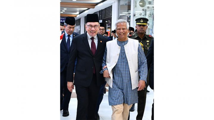 ঢাকা সফরকালে প্রধান উপদেষ্টা মুহাম্মদ ইউনূসের সঙ্গে মালয়েশিয়ার প্রধানমন্ত্রী আনোয়ার ইব্রাহীম