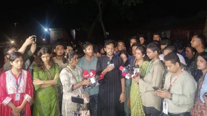 জাহাঙ্গীরনগর বিশ্ববিদ্যালয়ের পরিবহন চত্বরে আয়োজিত সংবাদ সম্মেলনে ভোট বর্জনের কথা জানান প্রগতিশীল শিক্ষার্থীদের চারটি প্যানেলের প্রার্থীরা