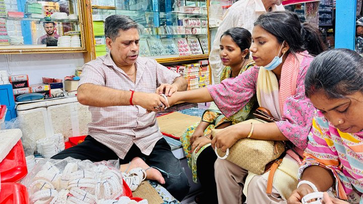 পূজা উপলক্ষে শাঁখার চুড়ি কিনছেন এক ক্রেতা