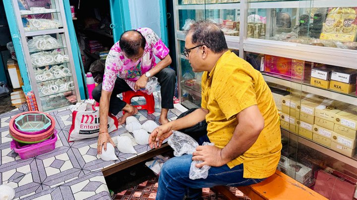 পূজায় বেড়েছে শঙ্খের বিক্রিও